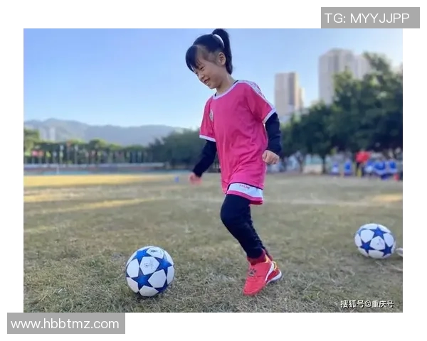 理发后变身足球明星的女孩展现独特魅力与自信风采 理发后变身足球明星的女孩展现独特魅力与自信风采
